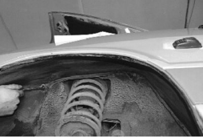 7. …и снимите подкрылок.