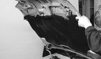 13. Szerelje fel a motorháztetőt az eltávolítással fordított sorrendben, úgy állítsa be a…