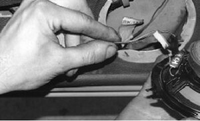 14. Távolítsa el a visszapillantó tükör vezérlő mechanizmusának fogantyúját és kárpitját.