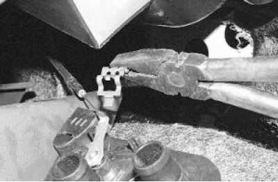 9. Disconnect the rod from the heater valve lever.