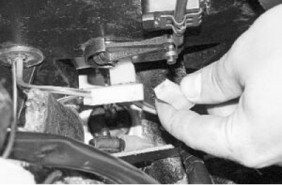 12. Disconnect the wiring harness from the heater resistor.