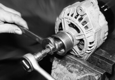 Как открутить шкив генератора Alternator pulley replacement (VAZ-2115 "Samara-2" 1997-2012 / Electrical equipm