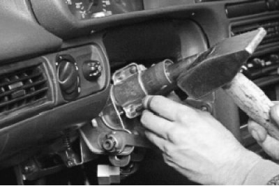 5. Разъедините колодку жгута проводов замка зажигания.