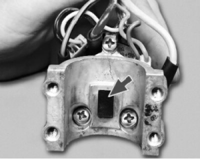 7. Установите замок в порядке, обратном снятию, предварительно утопив язычок противоугонного…