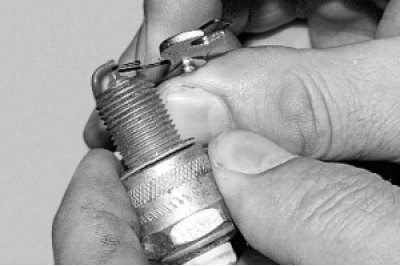 5. Dacă distanța diferă de cea specificată, reglați-l prin îndoirea electrodului lateral.