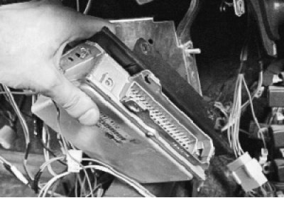 8. Разхлабете монтажните гайки на контролера и извадете контролера от скобата.