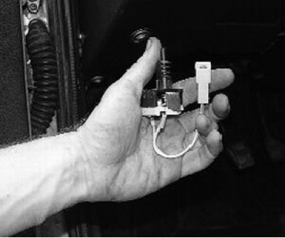 8. Install the instrument lighting switch in the reverse order of removal.