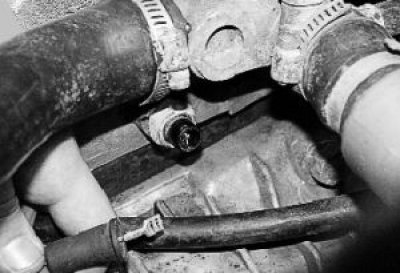 4. Unscrew the sensor from the cylinder head.