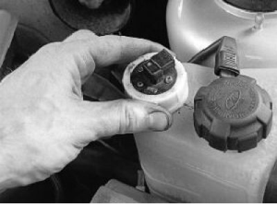 4. …и выньте датчик из бачка.