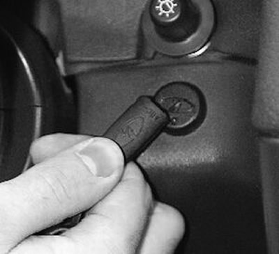 6. Uklonite «obučeni» crni ključ. Najkasnije 20 sekundi nakon što LED ponovno počne treperiti,…