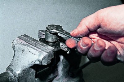 ...и уклоните заптивну заптивку.