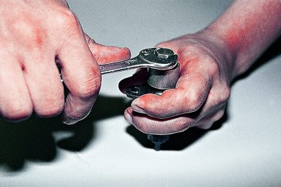 Пре уградње затезача, притиснемо клип у тело затезача док се не заустави и, држећи клип у овом…