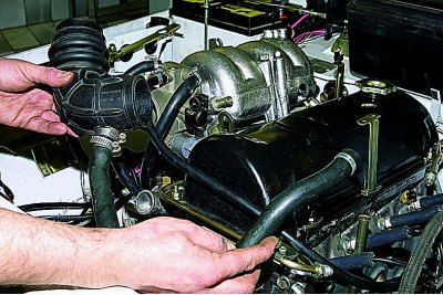 Odpojíme hadicu posilňovača bŕzd od motora.