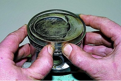 Klipnjaču stežemo u škripac s čeljustima od mekanog metala.