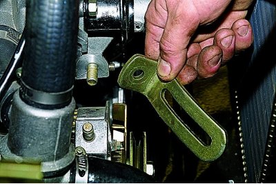 Koristeći glavu od 17 mm, odvrnite maticu koja pričvršćuje zateznu polugu na poklopac pumpe…