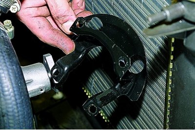 Koristeći utičnicu od 13 mm, odvrnite četiri matice koje pričvršćuju nosač i poklopac pumpe…