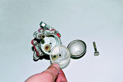 Pomoću ključa od 10 mm odvrnite montažni vijak poklopca pumpe.