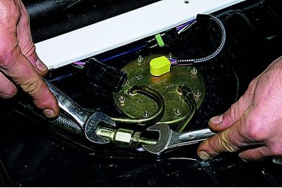Festékkel jelöljük az elektromos üzemanyag-szivattyú csöveket, valamint az üzemanyag-bevezető és…