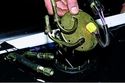 Egy 7 mm-es foglalat segítségével csavarja ki az elektromos üzemanyag-szivattyút az…