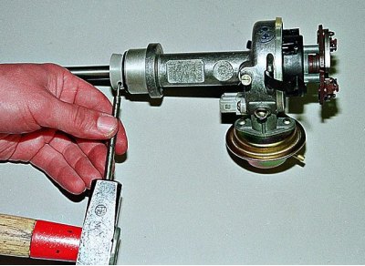Uklonite rotor osjetnika razdjelnika (pogledajte Uklanjanje rotora osjetnika razdjelnika paljenja).