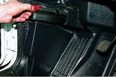 Za pristup osiguračima i dijagnostičkom konektoru sustava upravljanja motorom..