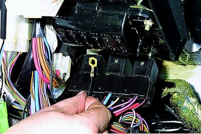 Koristeći utičnicu od 10 mm, odvrnite dvije matice koje pričvršćuju jedinicu releja.