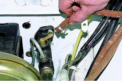 Ослабив хомут крепления шланга,…