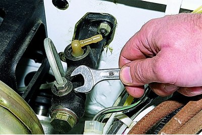 Сливаем тормозную жидкость из бачка гидропривода сцепления в подставленную емкость или закрываем…