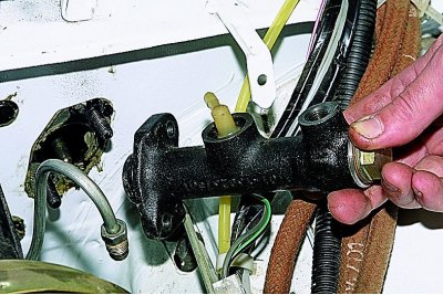 Нижнюю гайку отворачиваем головкой «на 13» с длинным удлинителем.