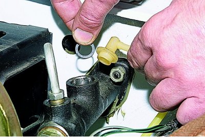 …и снимаем стопорную пружинную шайбу.