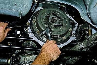 Uvrnemo pričvrsni vijak kućišta kvačila u rupu u bloku cilindra motora. Da se zamašnjak ne bi…