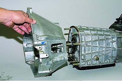 ...i glavom od 17 mm odvrnemo još šest matica.