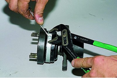 Pomoću odvijača uklanjamo plastični čep.
