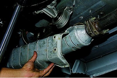 Desni nosač se uklanja na isti način, samo što je na automobilu VAZ-21214, prije skidanja..