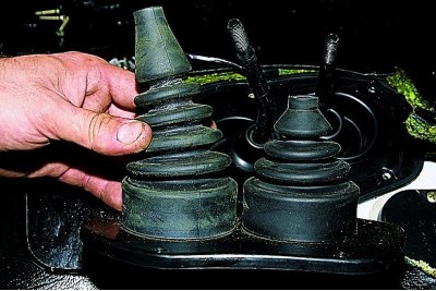 Аналагічна здымаем галоўку рычага блакіроўкі дыферэнцыяла.