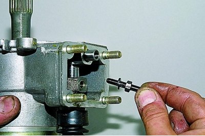 Koristeći otvoreni ključ od 10 mm, odvrnite vijak za zaključavanje vilice kvačila blokade…