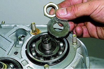 Koristeći otvoreni ključ od 27 mm, odvrnite jednu od matica, držeći osovine od okretanja pomoću…
