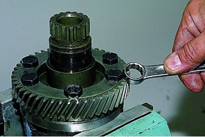 Stezanjem kućišta diferencijala u škripac s mekim metalnim čeljustima,…