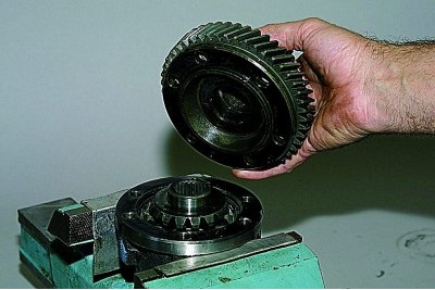 …okastim ključem od 17 mm odvrnemo šest vijaka koji zajedno drže pogonski zupčanik, kućište…