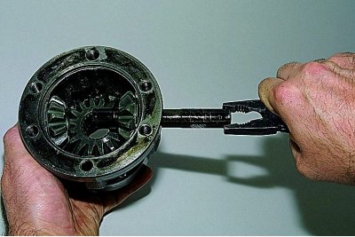 Uklanjamo opružnu pločicu satelitske osovine.