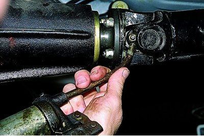 Podmazujemo nazubljeni zglob klizne vilice kardanskog vratila, pumpajući mast štrcaljkom kroz…