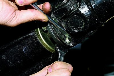 Pomoću ključa od 13 mm odvrnite četiri matice koje pričvršćuju vijke koji pričvršćuju vilicu šarke…