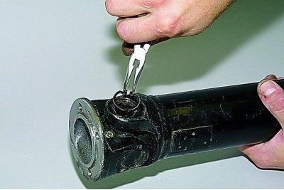 Снимаем карданный вал (см. Снятие карданного вала).