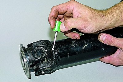 Помечаем детали шарнира так, чтобы при сборке расположить их в том же положении.