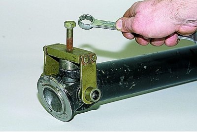 Устанавливаем съемник на вилку фланца шарнира.