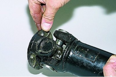 При обоих способах выпрессовки корпуса подшипников из отверстий вилок полностью не выходят,…