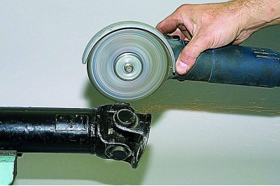 Для окончательной выпрессовки корпус подшипника необходимо зажать в тиски. Чтобы он не…