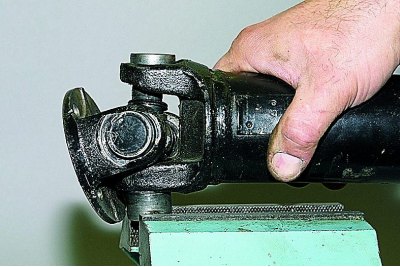 Теперь корпус подшипника можно надежно зажать в тисках за лыски.