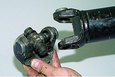 Поворачивая карданный вал вокруг оси подшипника, снимаем вилку с корпуса подшипника.