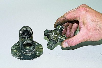 Корпус одного из подшипников крестовины, установленных во фланце, выпрессовываем также, как и…